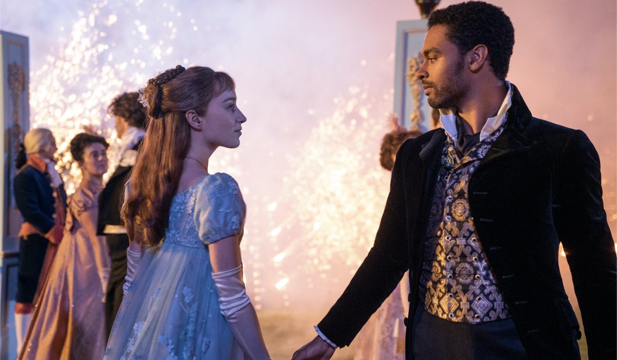 Da sinistra: Phoebe Dynevor (Daphne Bridgerton) e Regé-Jean Page (Simon Basset) in Bridgerton. Credits: Liam Daniel/Netflix.