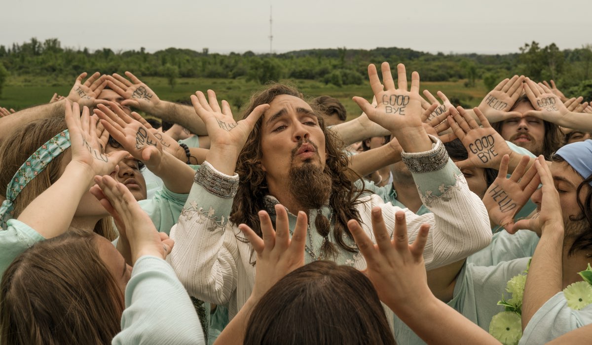 Robert Sheehan nei panni di Klaus Hargreeves in The Umbrella Academy 2 Cr. Christos Kalohoridis/Netflix © 2020