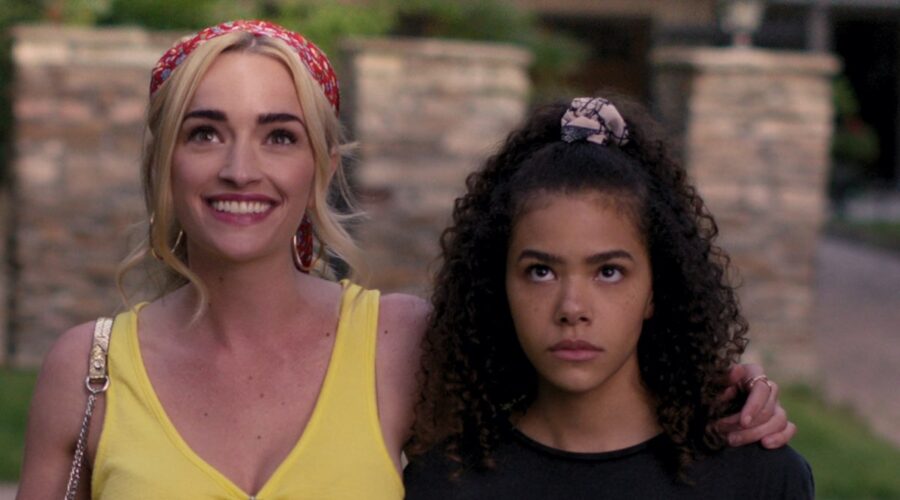 Da sinistra: Brianne Howey e Antonia Gentry sono Georgia e Ginny. Credits: Netflix.