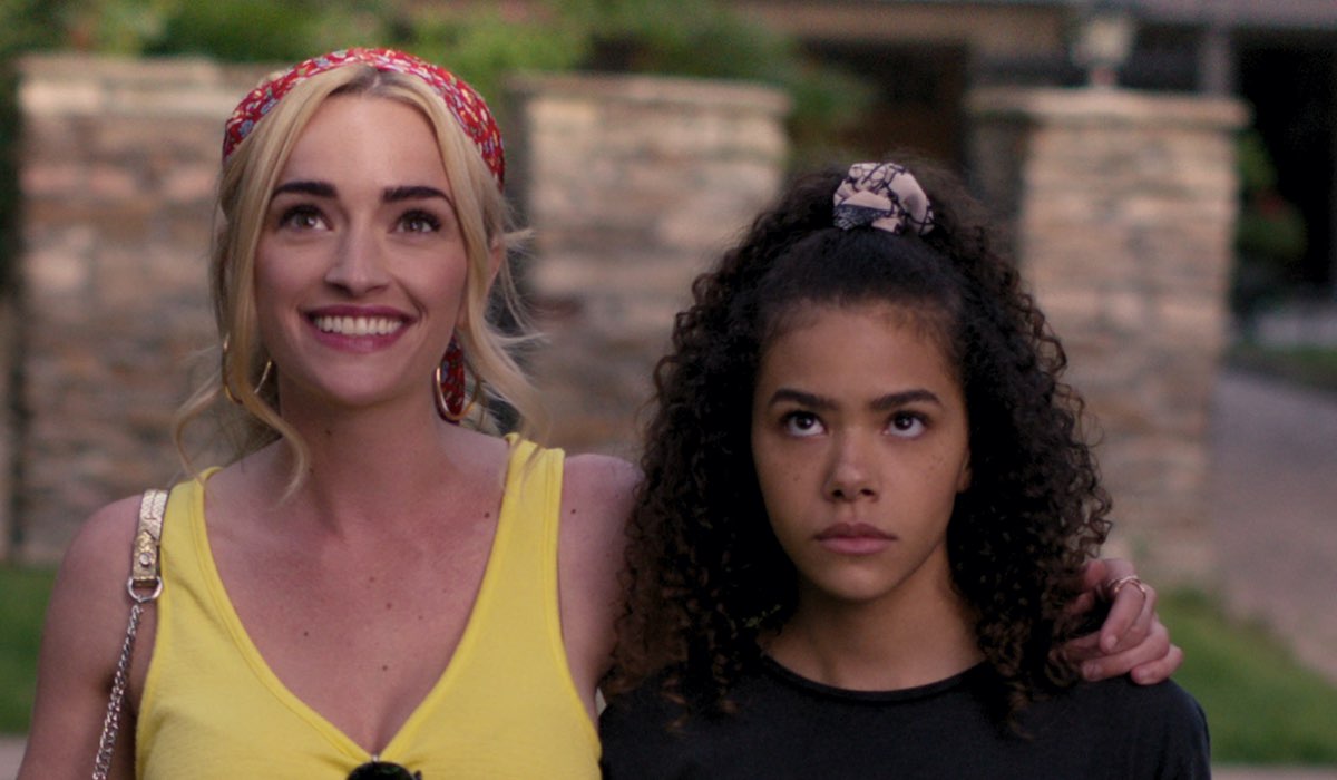 Da sinistra: Brianne Howey e Antonia Gentry sono Georgia e Ginny. Credits: Netflix.