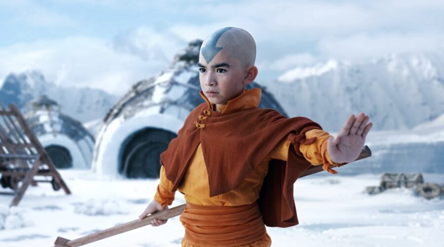 Gordon Cormier nel ruolo di Aang nel primo episodio di “Avatar: L'ultimo dominatore dell'aria”. Cr. Robert Falconer/Netflix © 2023.