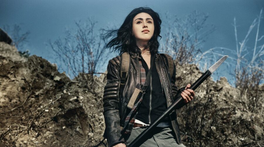 Alexa Mansour nei panni di Hope in The Walking Dead World Beyond. Credits: Amazon Prime Video.