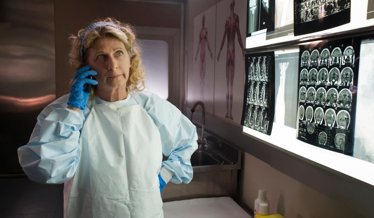 Angela Finocchiaro in una scena di Nero a metà 2 stagione nei panni di Giovanna Credits Rai