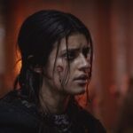 Anya Chalotra (Yennefer) in una scena della seconda stagione di The Witcher. Credits: Netflix.