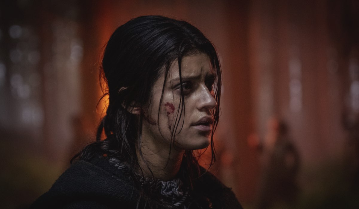 Anya Chalotra (Yennefer) in una scena della seconda stagione di The Witcher. Credits: Netflix.