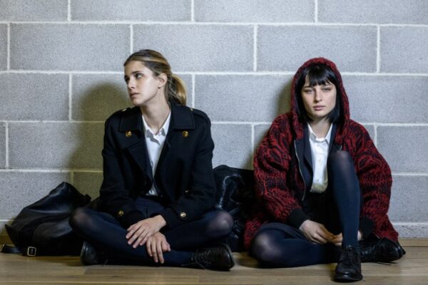 Da sinistra: Benedetta Porcaroli e Alice Pagani nel secondo episodio della terza stagione di Baby. Credits: Netflix.