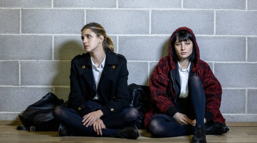 Da sinistra: Benedetta Porcaroli e Alice Pagani nel secondo episodio della terza stagione di Baby. Credits: Netflix.