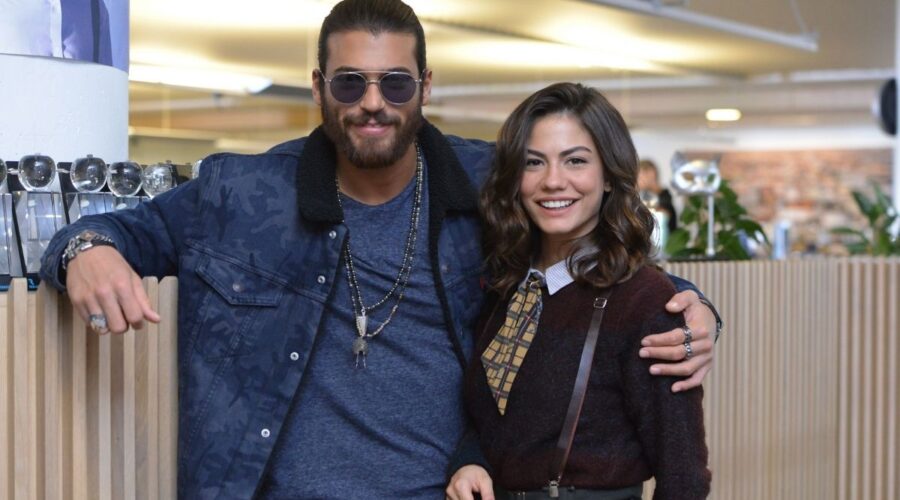 Can Yaman e Demet Ozdemir in Daydreamer Credits GLOBAL TELIF HAKLARI YAPIMCILIK TIC. A.S.