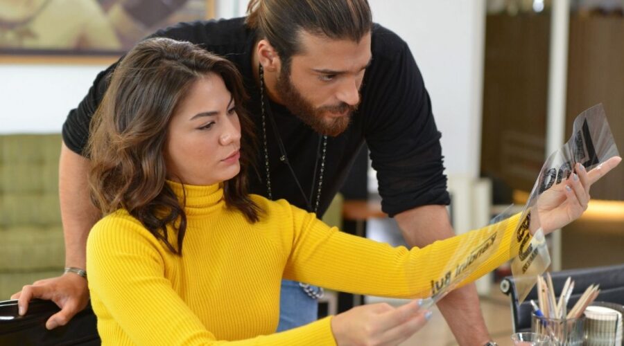 Can e Sanem lavorano insieme in Daydreamer Credits GLOBAL TELIF HAKLARI YAPIMCILIK TIC. A.S.