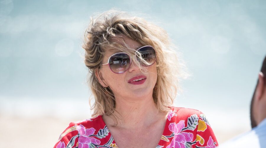 Cécile Bois nei panni dalla protagonista in una scena di Candice Renoir 8 Credits FOX