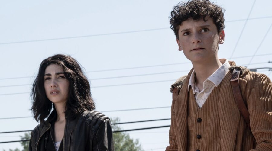 Da sinistra: Alexa Mansour (Hope) e Nicolas Cantu (Elton) in The Walking Dead: World Beyond. Credits: AMC/Amazon Prime Video.