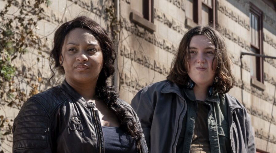 Da sinistra: Aliyah Royale (Iris) e Hal Cumpston (Silas) in The Walking Dead: World Beyond. Credits: AMC/Amazon Prime Video.