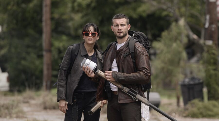 Da sinistra: Annet Mahendru (Huck) e Nico Tortorella (Felix) in The Walking Dead: World Beyond. Credits: AMC/Amazon Prime Video.