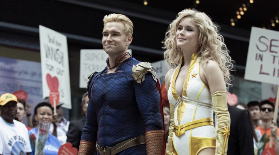 Da sinistra: Antony Starr e Erin Moriarty nei panni di Homelander e Starlight nella seconda stagione di The Boys. Credits: Amazon Prime Video