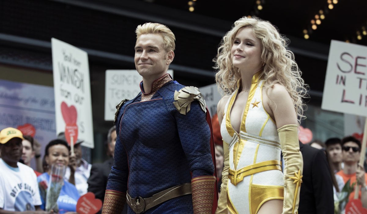 Da sinistra: Antony Starr e Erin Moriarty nei panni di Homelander e Starlight nella seconda stagione di The Boys. Credits: Amazon Prime Video