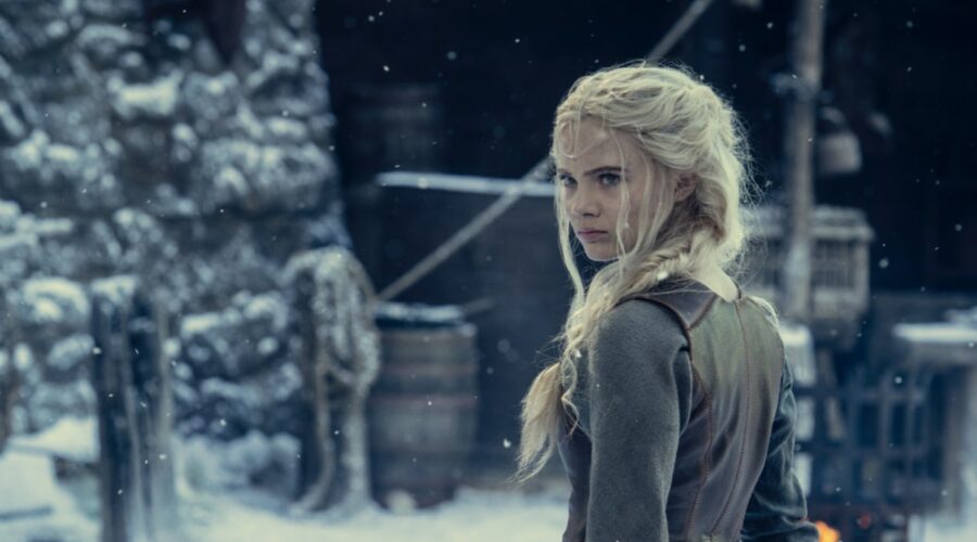 Freya Allan (Ciri) in una scena della seconda stagione di The Witcher. Credits: Netflix.