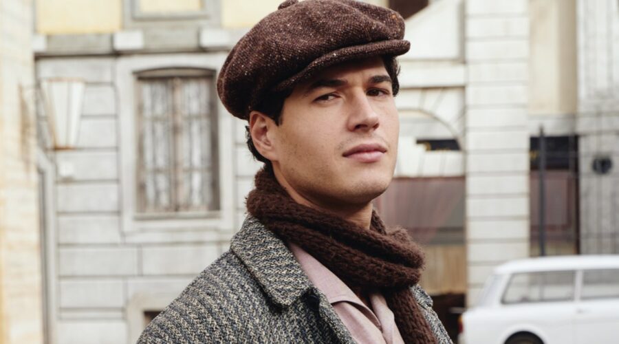 Giancarlo Commare nei panni di Rocco Amato ne Il Paradiso delle Signore, qui in un posato per la stagione 4 o Daily 2 Credits RAI