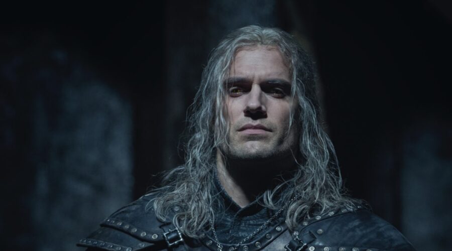 Henry Cavill (Geralt Di Rivia) in una scena della seconda stagione di The Witcher. Credits: Netflix.