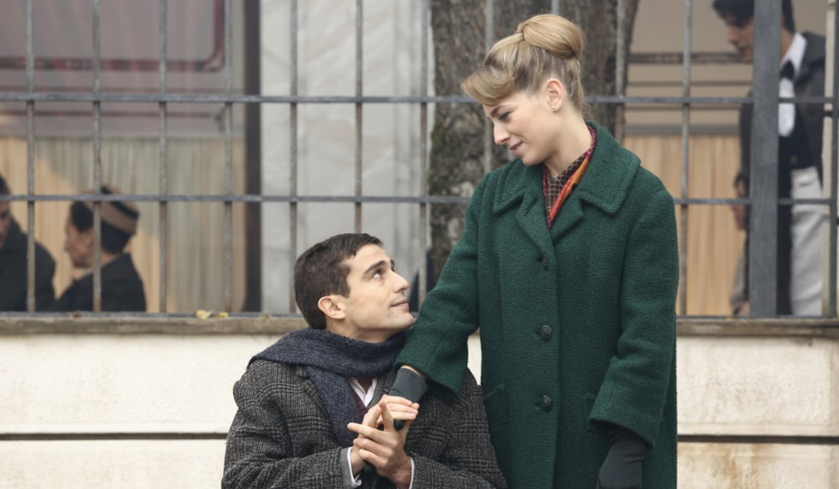 Il Paradiso delle Signore 4 Federico Cattaneo ancora sulla sedia a rotelle e Roberta Pellegrino interpretati da Alessandro Fella e Federica De Benedittis Credits P. Bruni e RAI