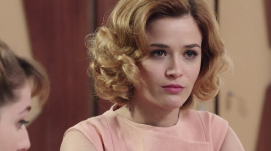 Il Paradiso delle Signore 4 Gabriella Rossi interpretata da Ilaria Rossi, qui nella puntata 136 con Roberta Credits RAI