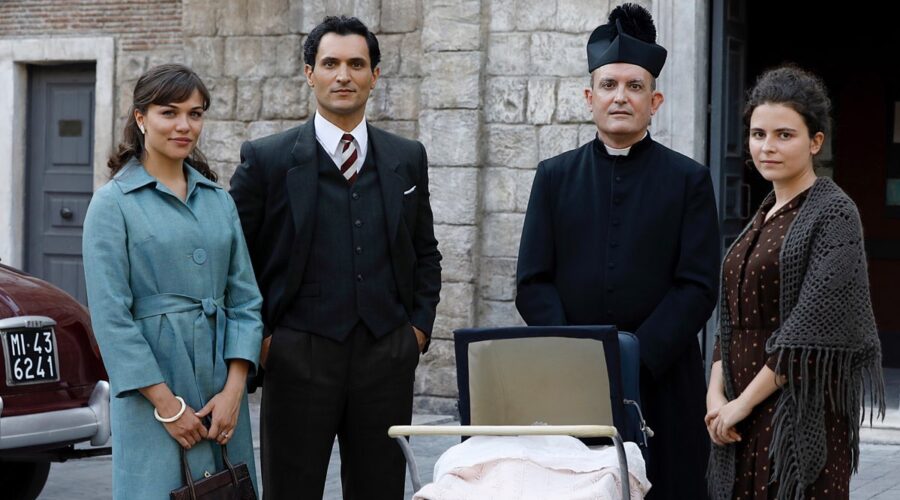 Il Paradiso delle Signore 4 Marta, Vittorio, Don Saverio con la piccola Anna e la ragazza che l'ha abbandonata Credits RAI