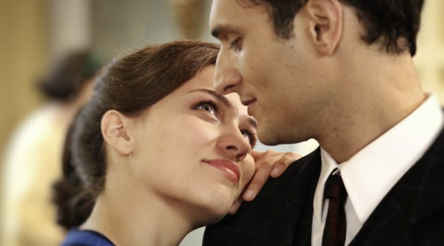 Il Paradiso delle Signore 4 Vittorio Conti e Marta Guarnieri interpretati da Alessandro Tersigni e Gloria Radulescu, qui mentre ballano Credits RAI