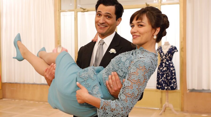 Il Paradiso delle Signore 4 Vittorio prende in braccio Marta, interpretati da Alessandro Tersigni e Gloria Radulescu Credits RAI