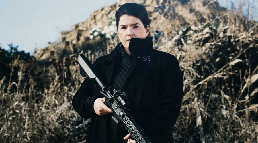 Julia Ormond nei panni di Elizabeth in The Walking Dead World Beyond. Credits: AMC/Amazon Prime Video.