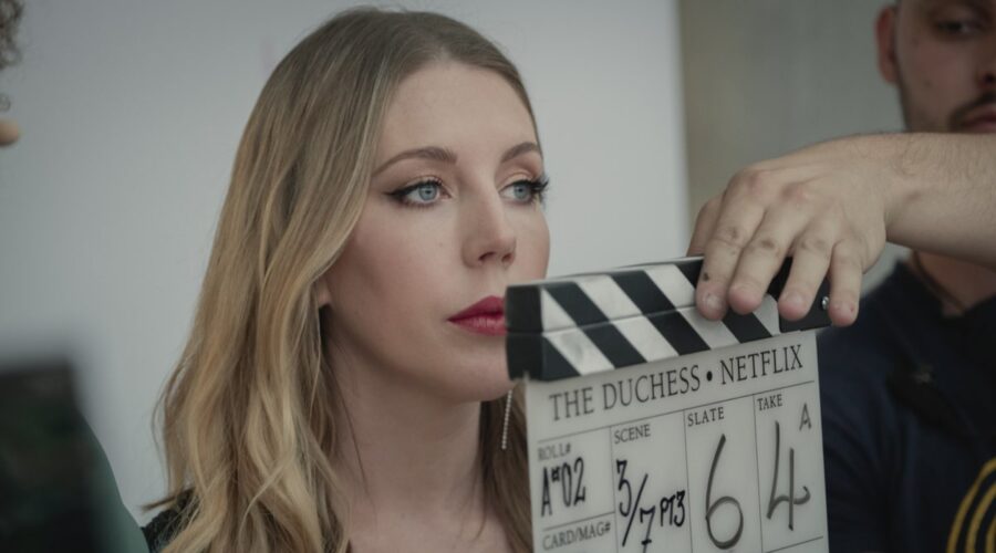 Katherine Ryan in una scena di The Duchess. Credits: Oliver Upton/NETFLIX © 2020
