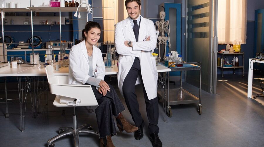 L'allieva 3 Alice e Claudio interpretati da Alessandra Mastronardi e Lino Guanciale, qui in un posato Credits RAI