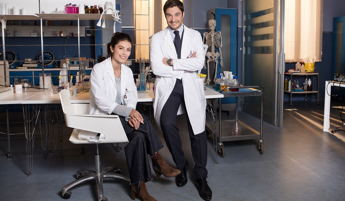 L'allieva 3 Alice e Claudio interpretati da Alessandra Mastronardi e Lino Guanciale, qui in un posato Credits RAI