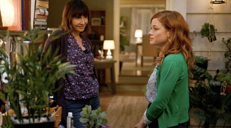 Mary Steenburgen e Jane Levy ne Lo straordinario mondo di Zoey. Credits: Lionsgate Television e Universal Television via Rai Play.