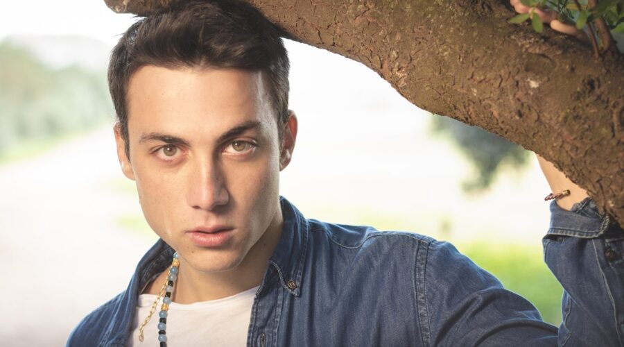 Matteo Paolillo interpreta Edoardo Conte nella fiction Mare fuori, qui in un posato Credits Fabrizio Stefan