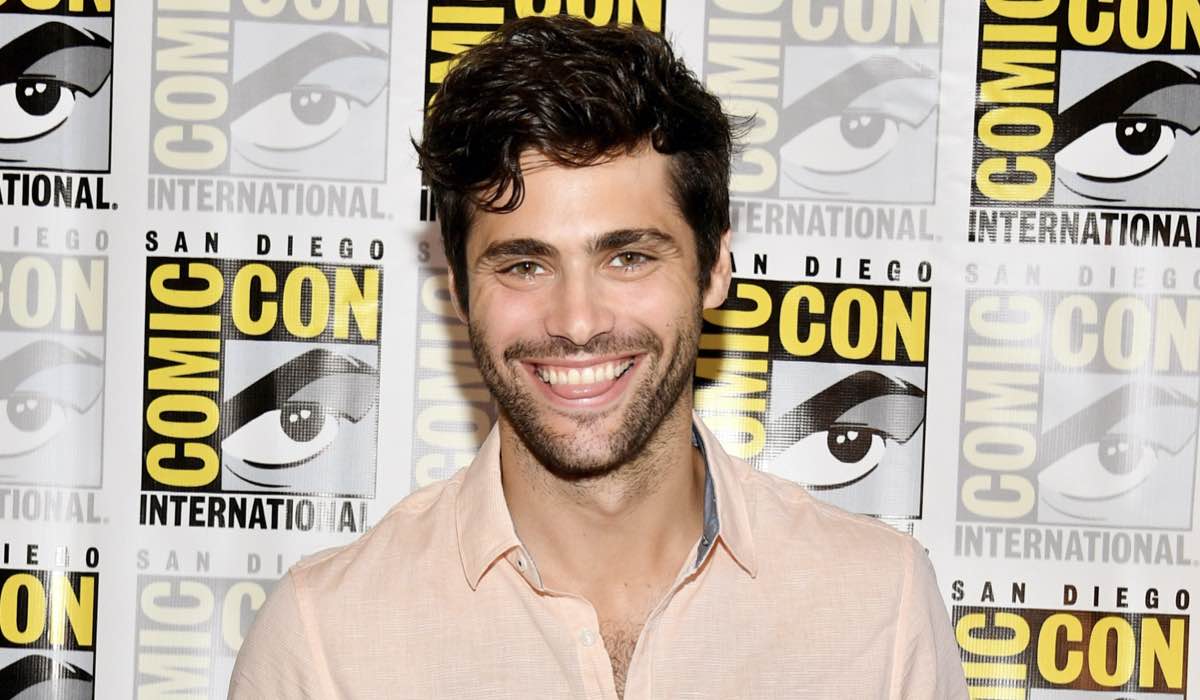 Matthew Daddario al Freeform press line al Comic-Con 2017 credits foto di Dia Dipasupil e Getty Images