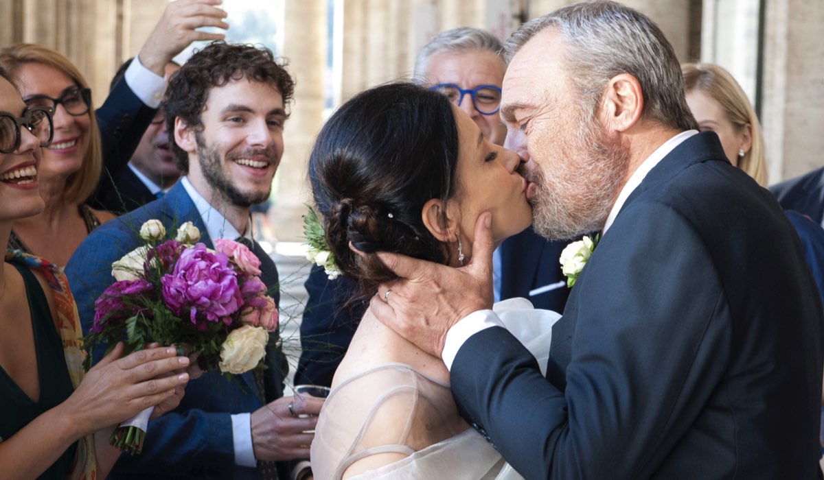Nero a metà 2 Cristina e Claudio si danno un bacio nel giorno del loro matrimonio Credits RAI