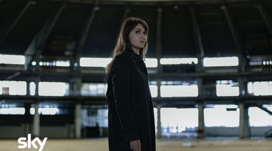 Paola Cortellesi nei panni di Petra Delicato. Credits: Luisa Carcavale/Sky Italia