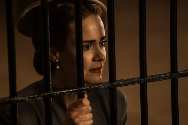 Sarah Paulson (Mildred Ratched) nell'episodio 8 di Ratched. Credits: Saeed Adyani/Netflix.