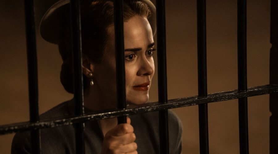 Sarah Paulson (Mildred Ratched) nell'episodio 8 di Ratched. Credits: Saeed Adyani/Netflix.