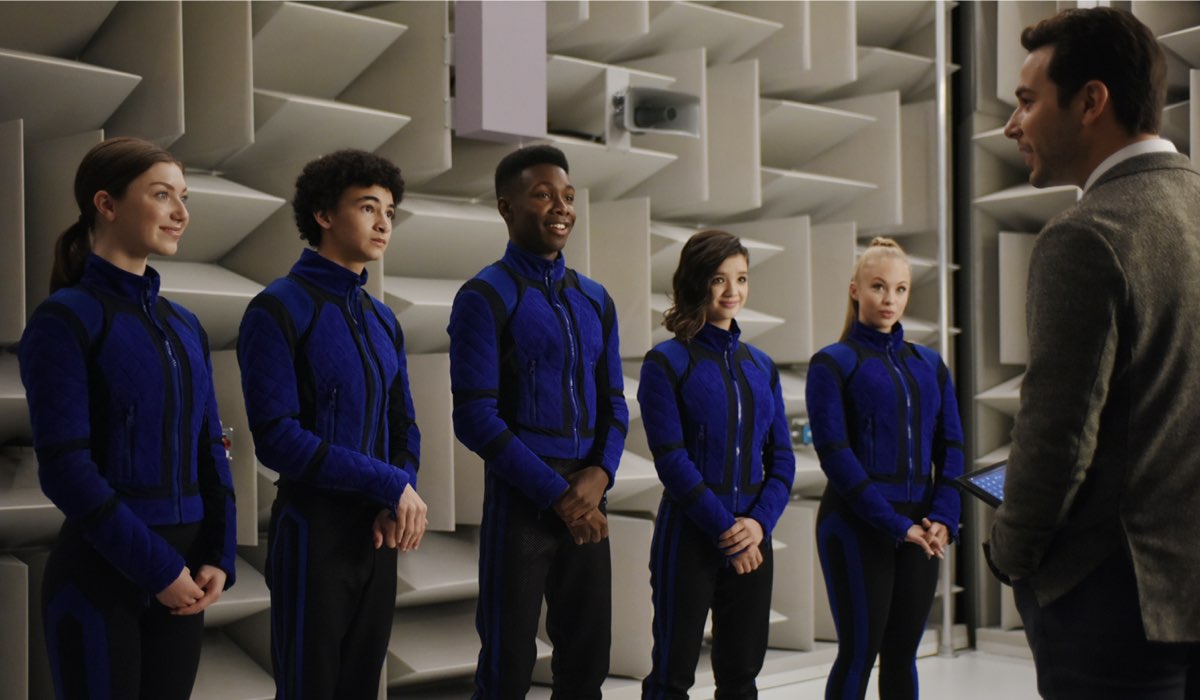 Da sinistra a destra: Isabella Blake-Thomas, Faly Rakotohavana, Niles Fitch, Peyton Elizabeth, Olivia Deeble e Skylar Astin. Credits: Disney+