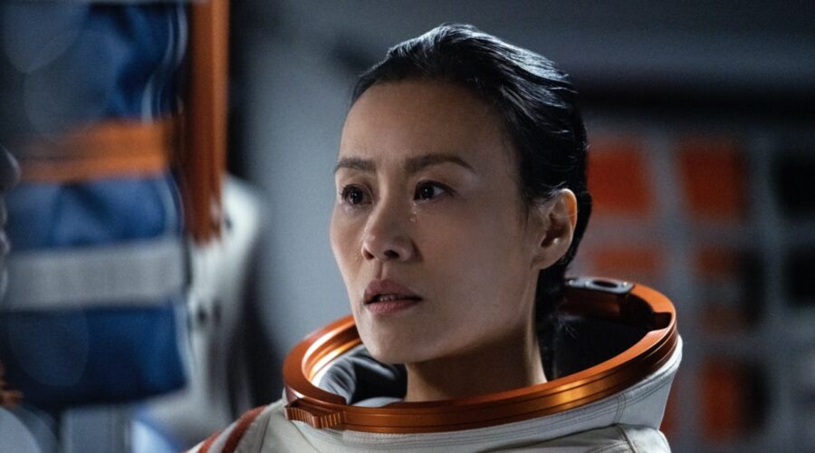 Vivian Wu nei panni di Yu in Away. Credits: Diyah Pera/Netflix © 2020