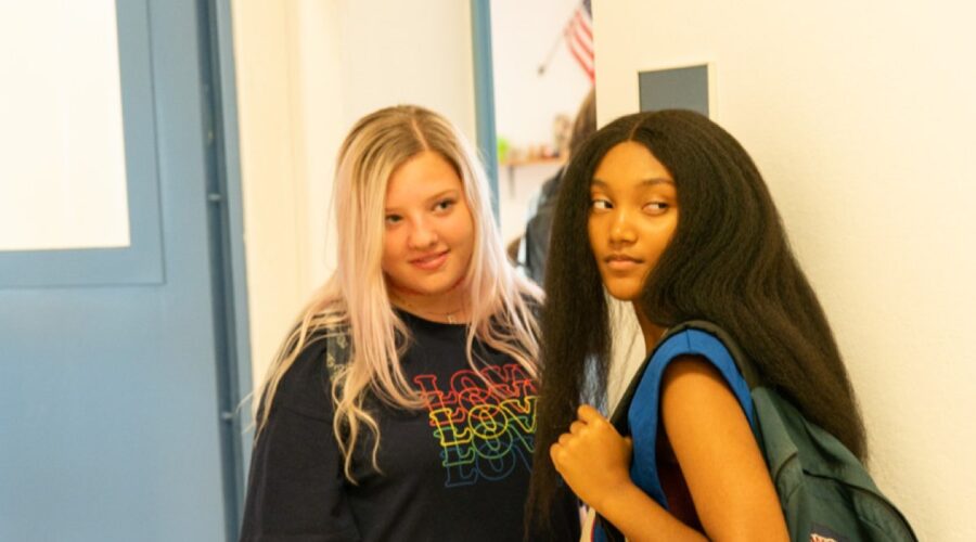 Caitlin e Britney in We Are Who We Are, Ph Credits Yannis Drakoulidis