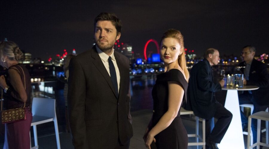 Cormoran e Robin in Strike serie tv, Credits Warner Bros. Entertainment, Inc e Mediaset