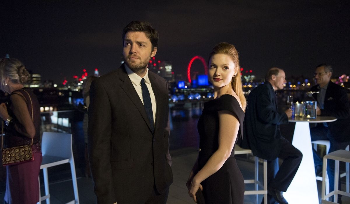 Cormoran e Robin in Strike serie tv, Credits Warner Bros. Entertainment, Inc e Mediaset