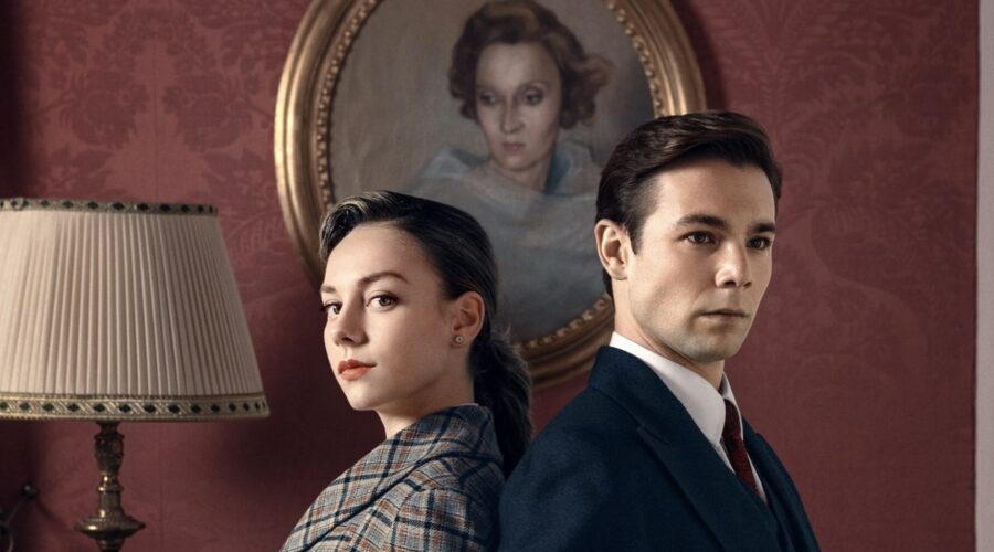 Da sinistra: Ester Expósito e Carlos Cuevas nei panni di Cayetana e Alonso in Qualcuno Deve Morire. Credits Courtesy of Netflix