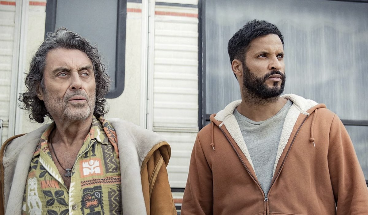 Da sinistra: Ian McShane (Mr. Wednesday) e Ricky Whittle (Shadow Moon) in una scena di American Gods 3. Credits: Amazon Prime Video/Starz.