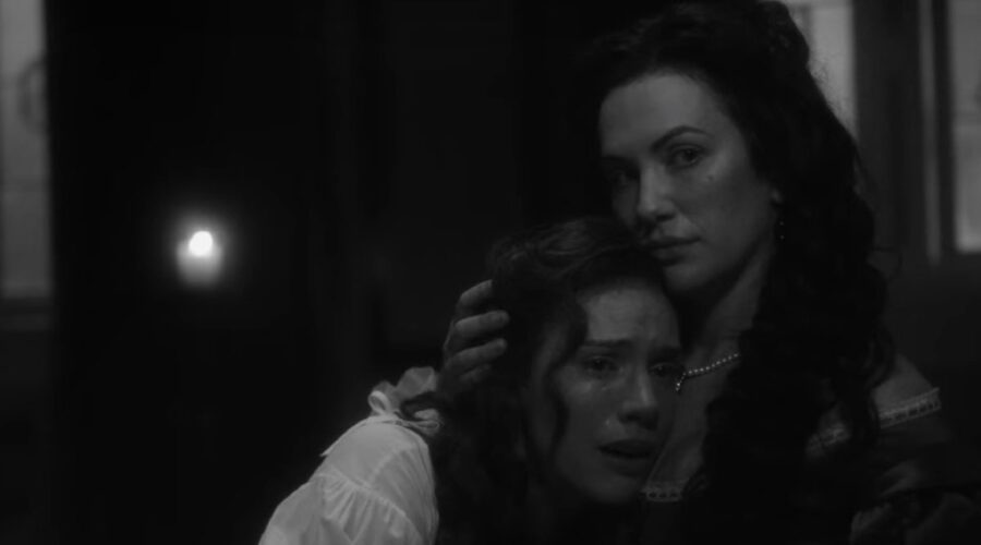 Da sinistra: Katie Parker (Perdita) e Kate Siegel (Viola) in The Haunting of Bly Manor episodio 8. Credits: Netflix.
