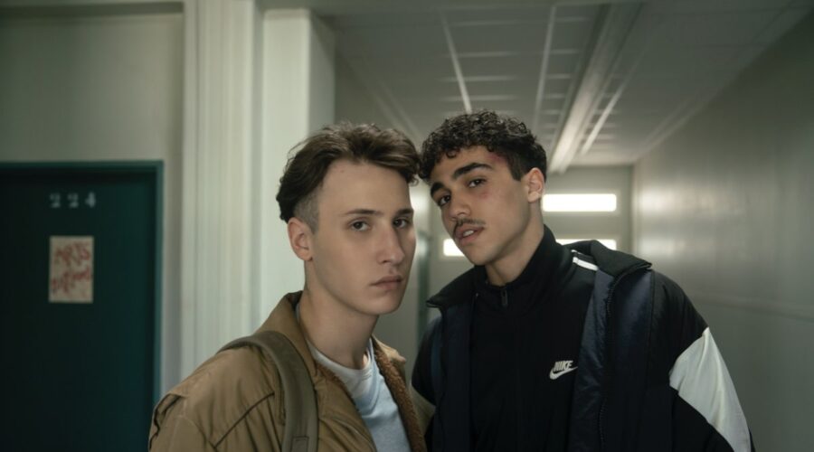 Da sinistra: Nemo Schiffman (Sofiane) e Carl Malapa (Victor) in una scena di Mortale. Credits: Netflix.