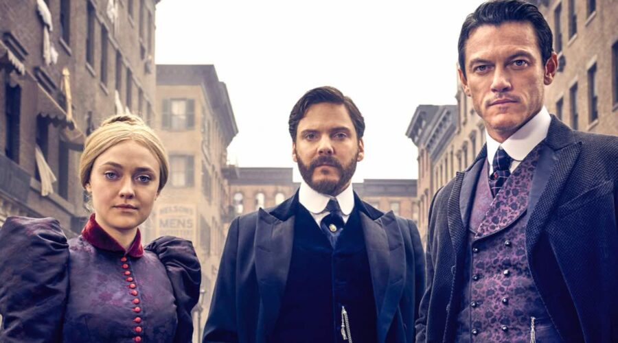 Dakota Fanning, Daniel Brühl e Luke Evans sono Sara Howard, Laszlo Kreizler e John Moore ne L'Alienista Credits Kata Vermes e TNT via Netflix