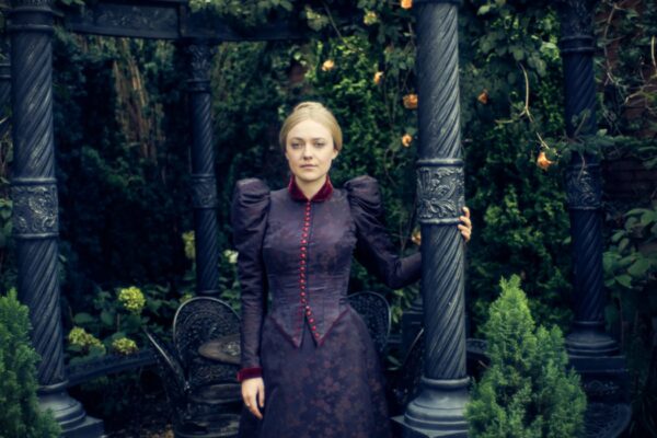 Dakota Fanning in una scena de L'alienista. Credits: Kurt Iswarienko/TNT via Netflix.