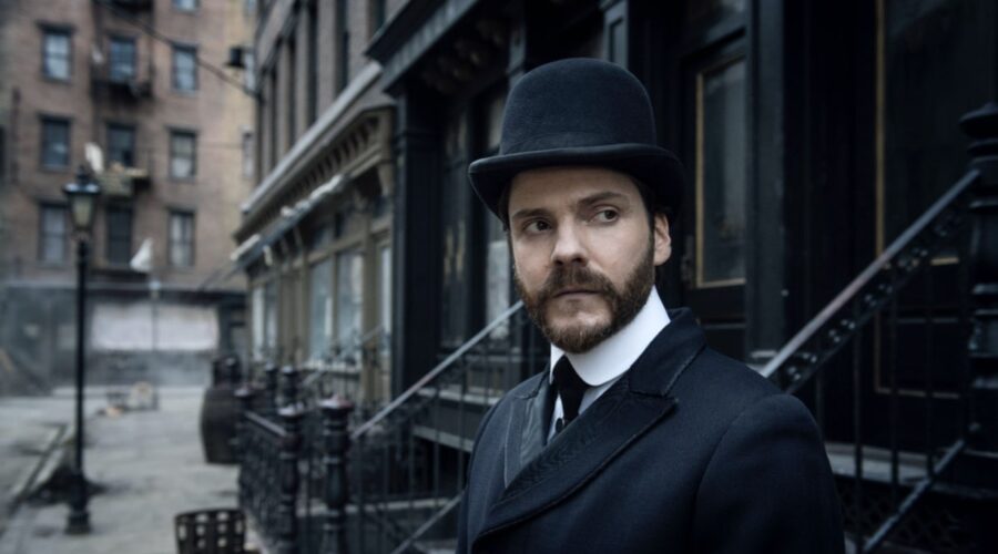 Daniel Brühl nei panni di Laszlo Kreizler ne L'alienista. Credits: Kata Vermes/TNT via Netflix